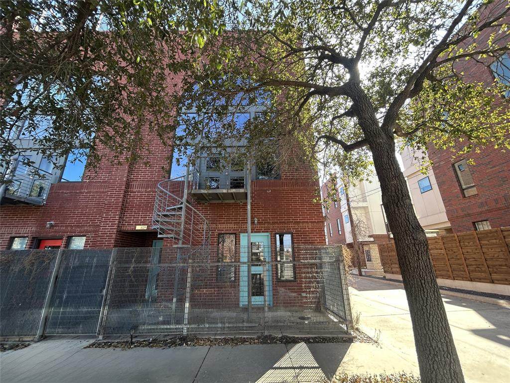 829 Daggett Avenue - Photo 1