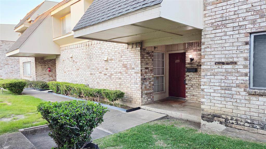 220 Village North Drive - Photo 1