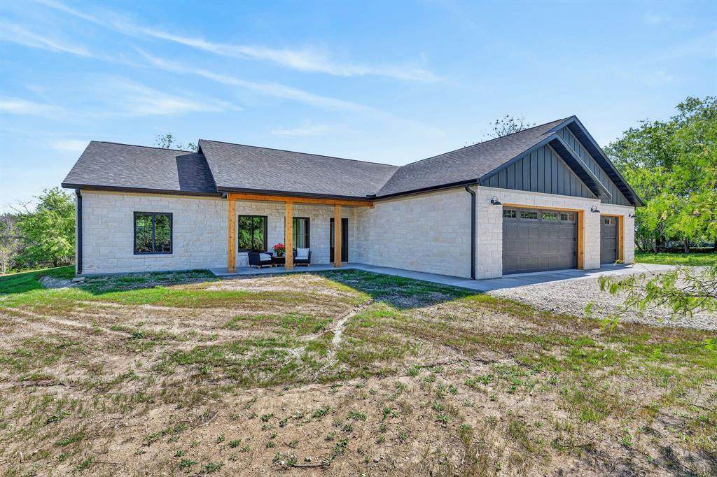 201 Private Road 4296 - Photo 1