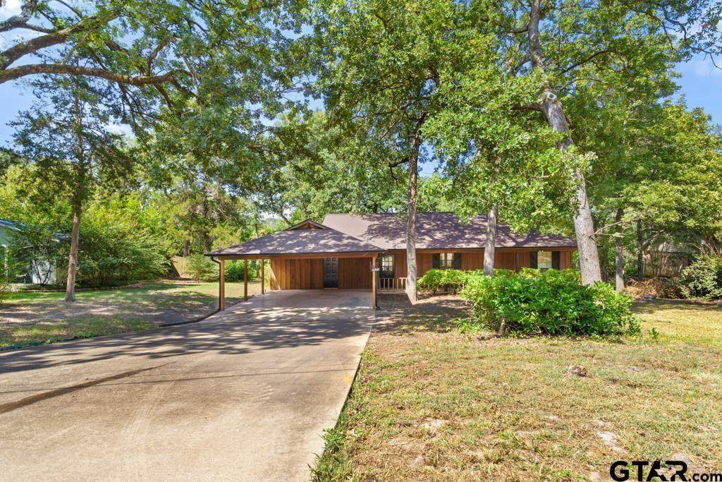 522 Woodside Drive - Photo 1