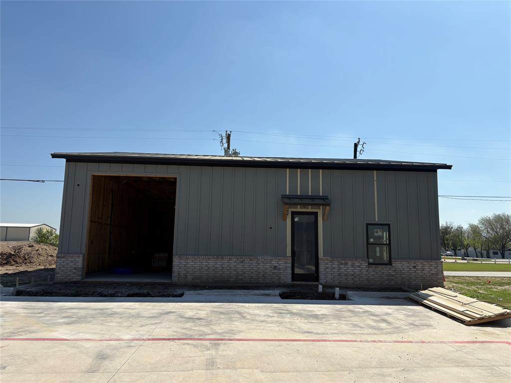 108 E 6th Street - Photo 1