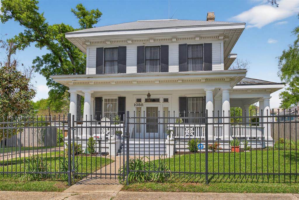 1038 College Street - Photo 1
