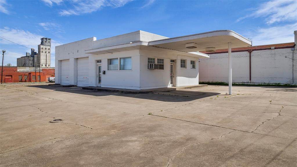 201 Pecan Street - Photo 1