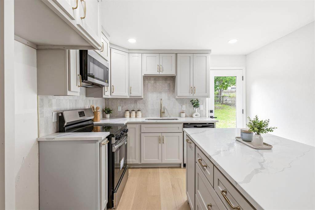 2528 Springvale Drive - Photo 1