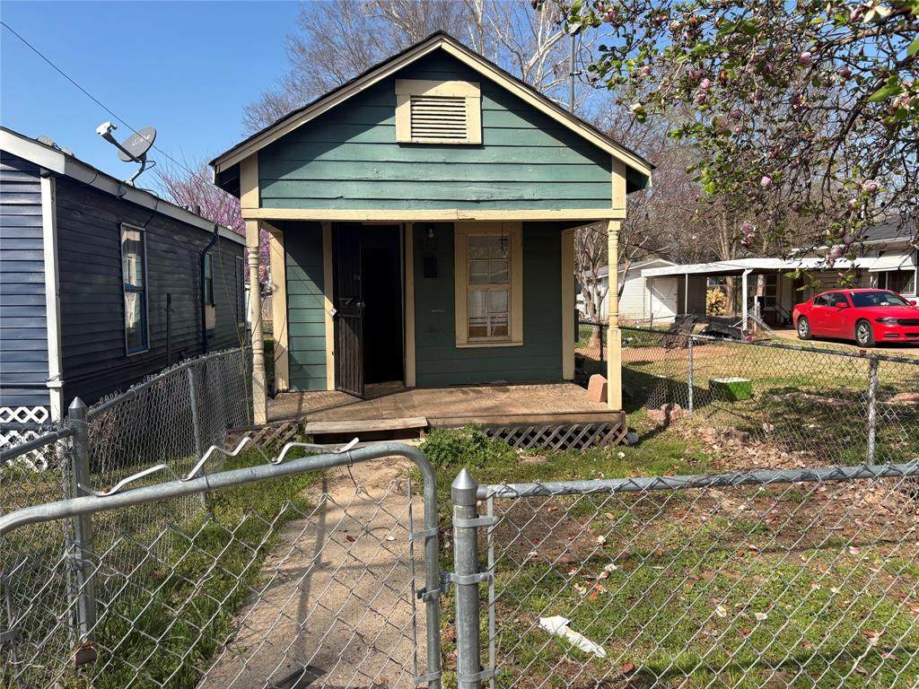 607 Kelly Street - Photo 1