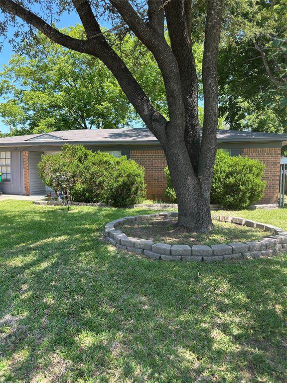 602 Karnes - Photo 1