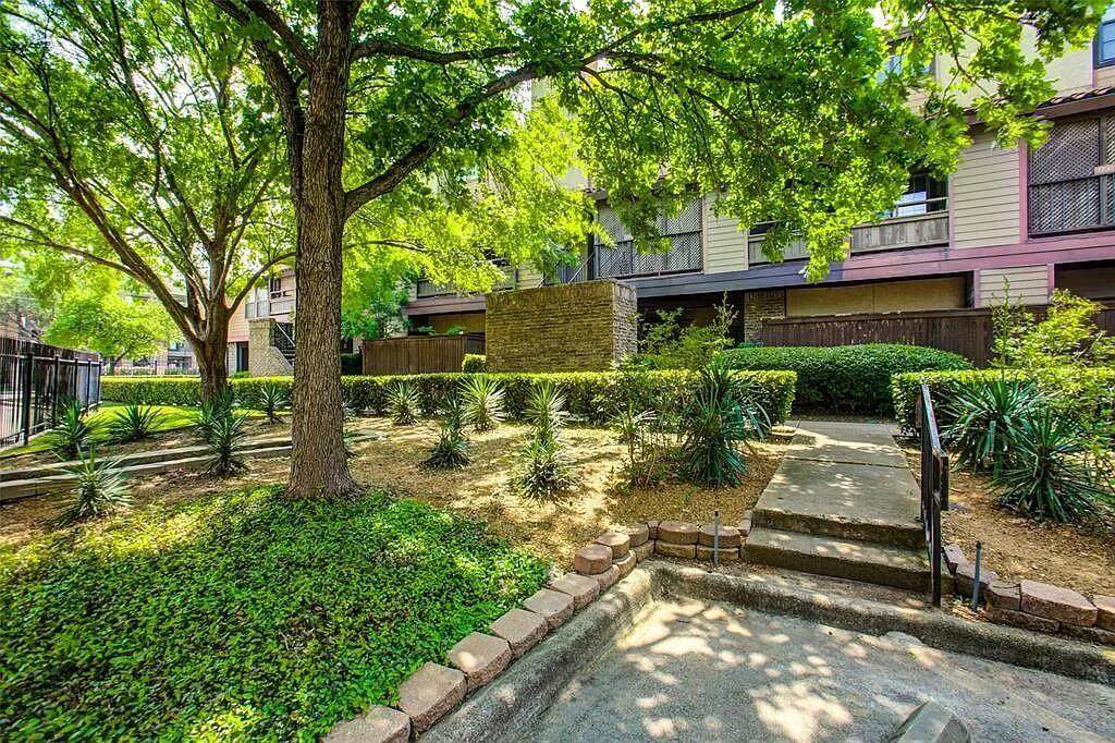 5757 University Boulevard - Photo 1