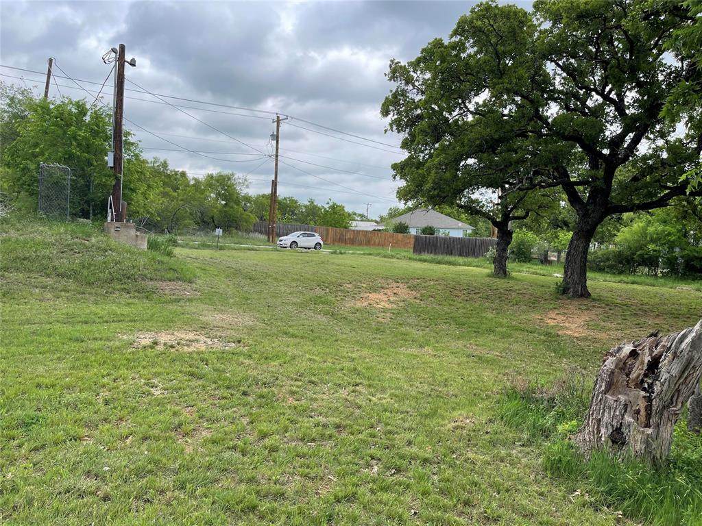 916 Moss Street - Photo 1