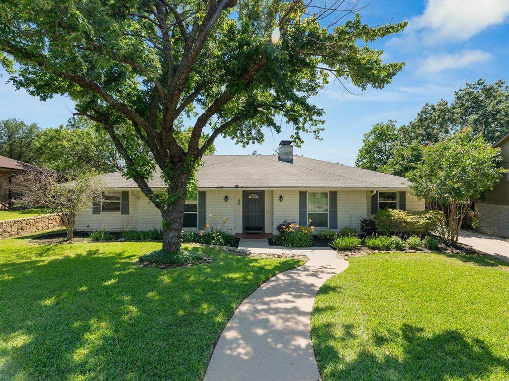 1104 Sunset Drive - Photo 1
