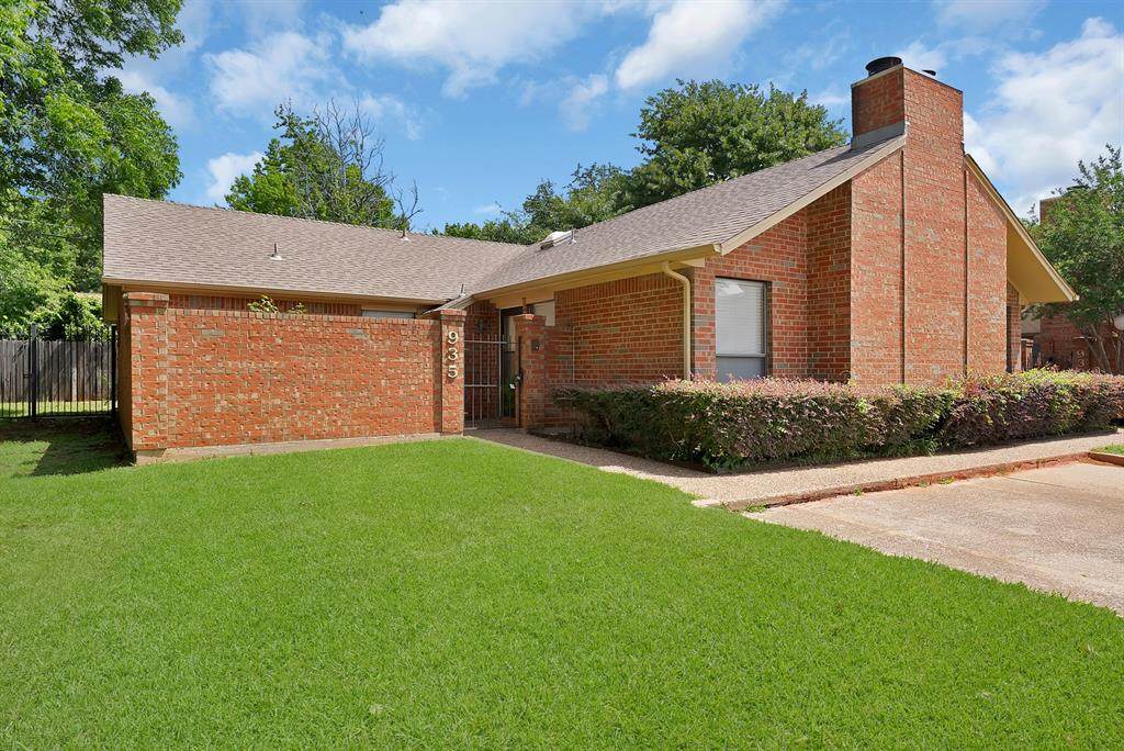 935 Cedarland Boulevard - Photo 1