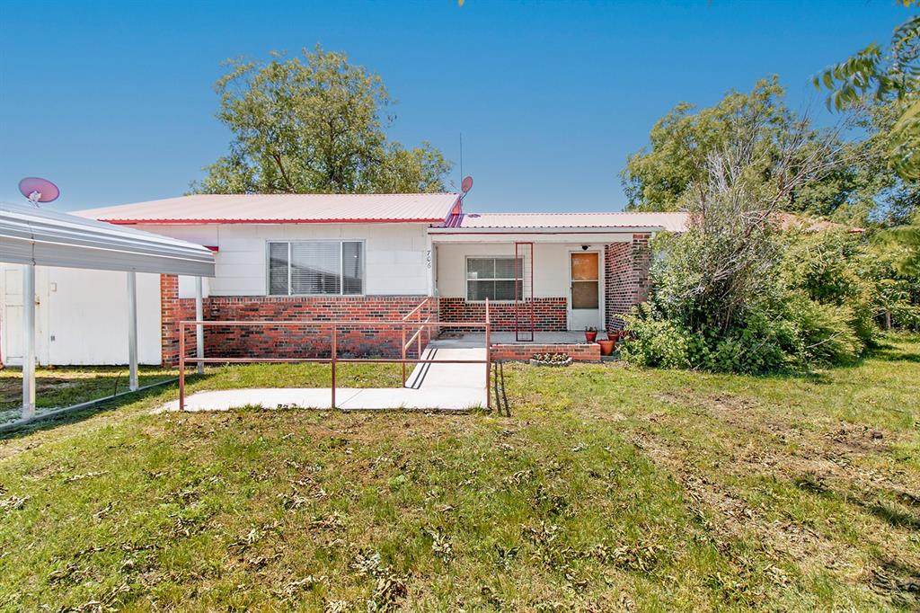 706 Noyes Avenue - Photo 1