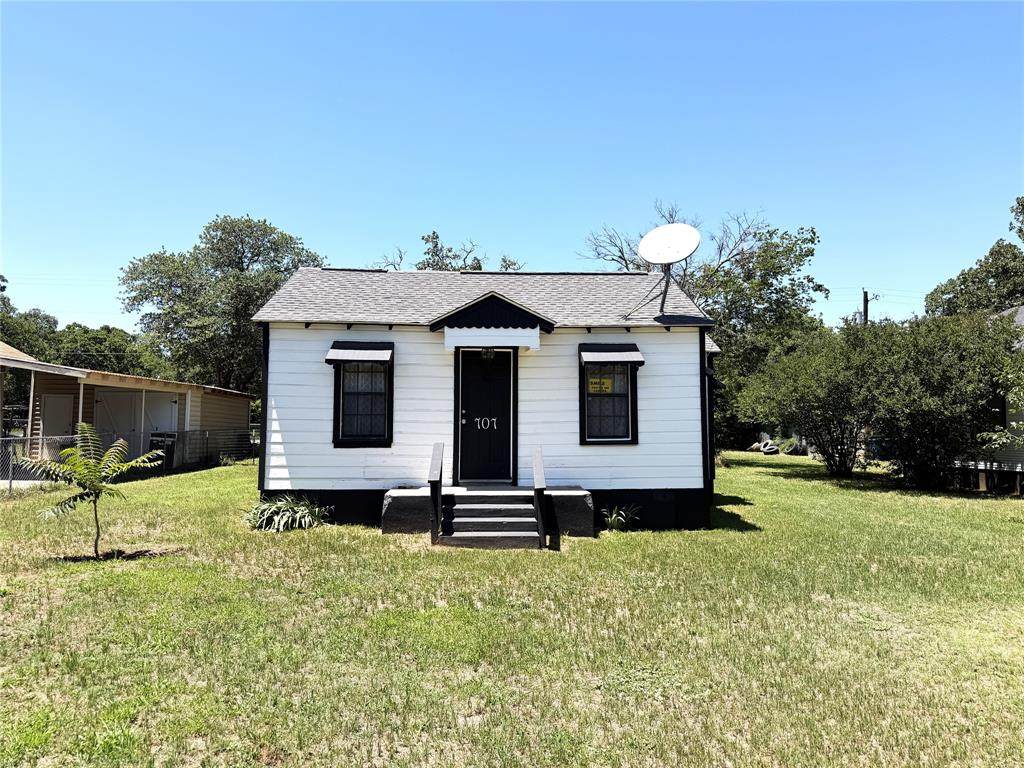707 23rd Street - Photo 1