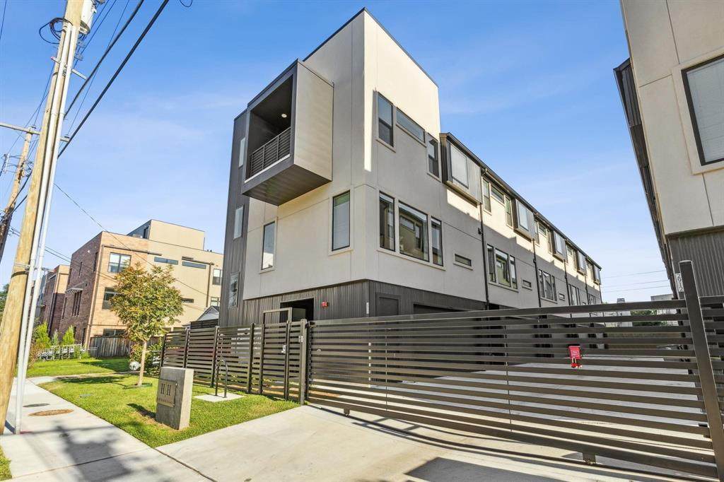 2912 Hawthorne Avenue - Photo 1