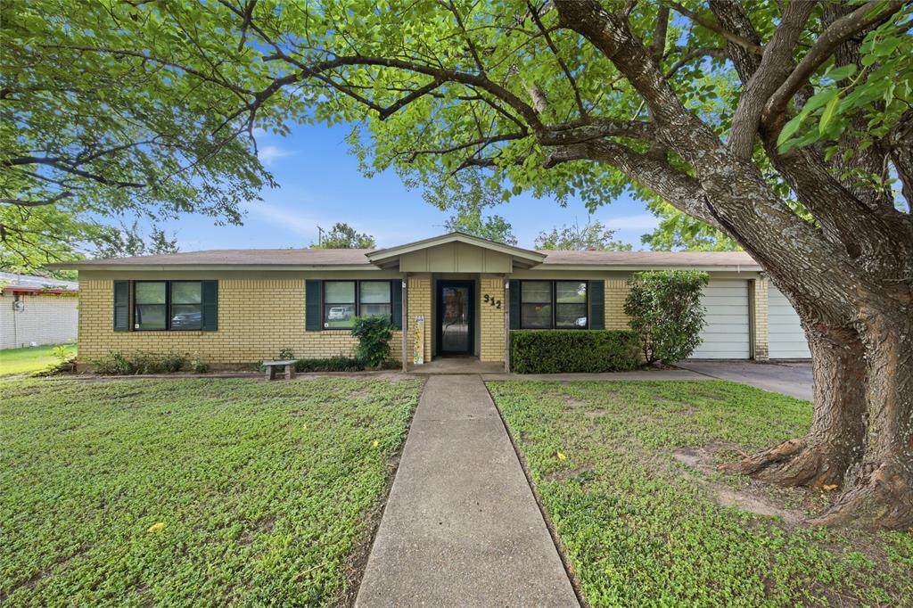 912 Elizabeth Drive - Photo 1