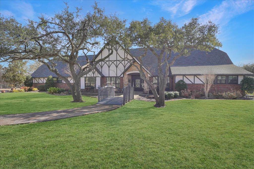 604 Hampton Road - Photo 1
