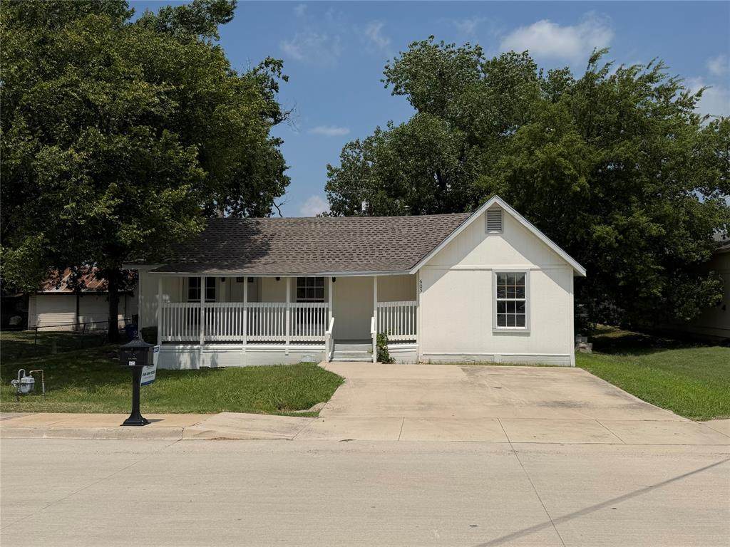 605 Pine Street - Photo 1
