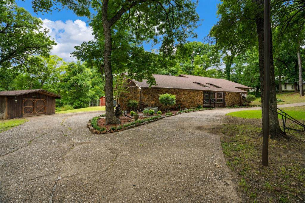207 Shadowwood Trail - Photo 1