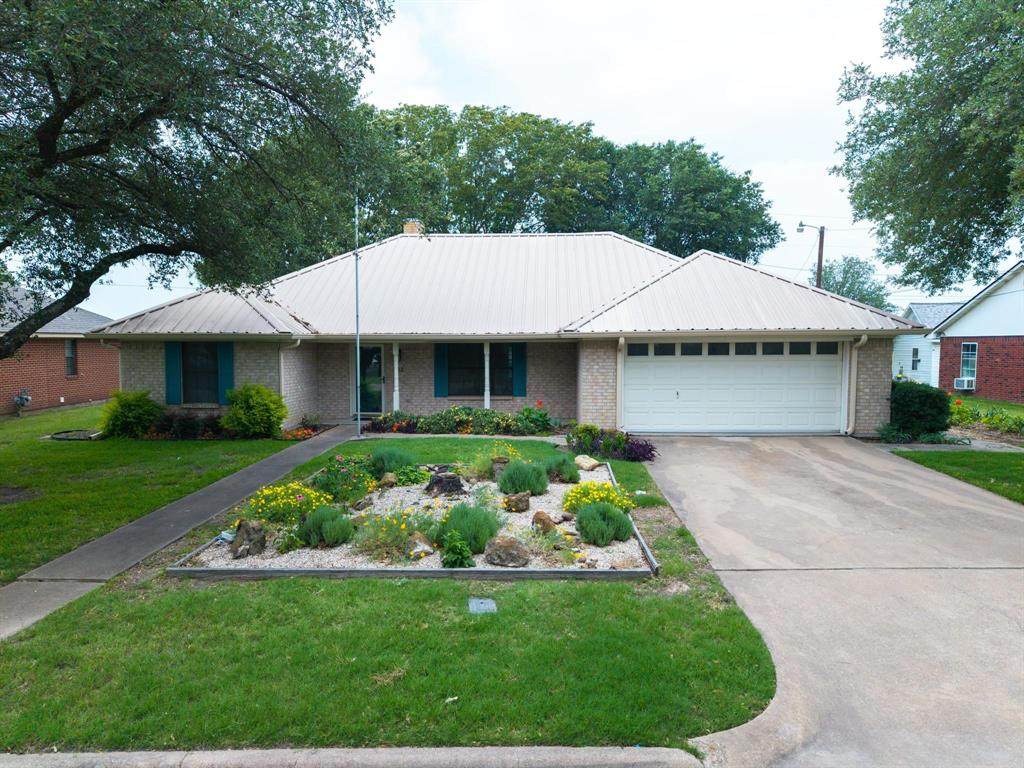 812 Crestline Drive - Photo 1