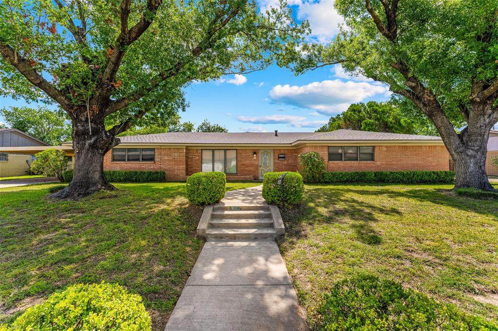1813 King Cole Drive - Photo 1