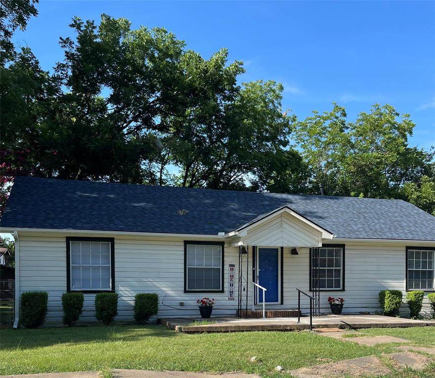 903 8th Street - Photo 1