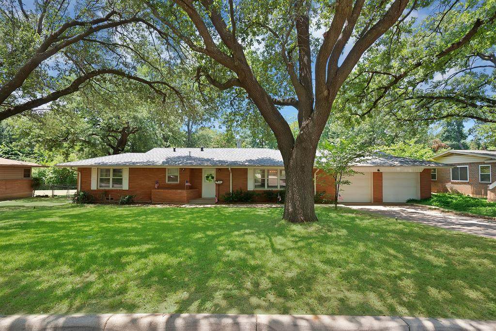 712 Briarwood Boulevard - Photo 1