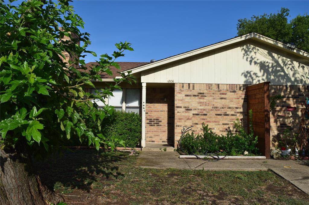 1806 Family Circle - Photo 1