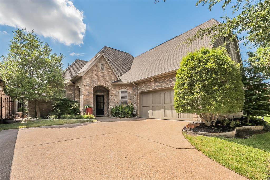 210 La Fontaine Lane - Photo 1