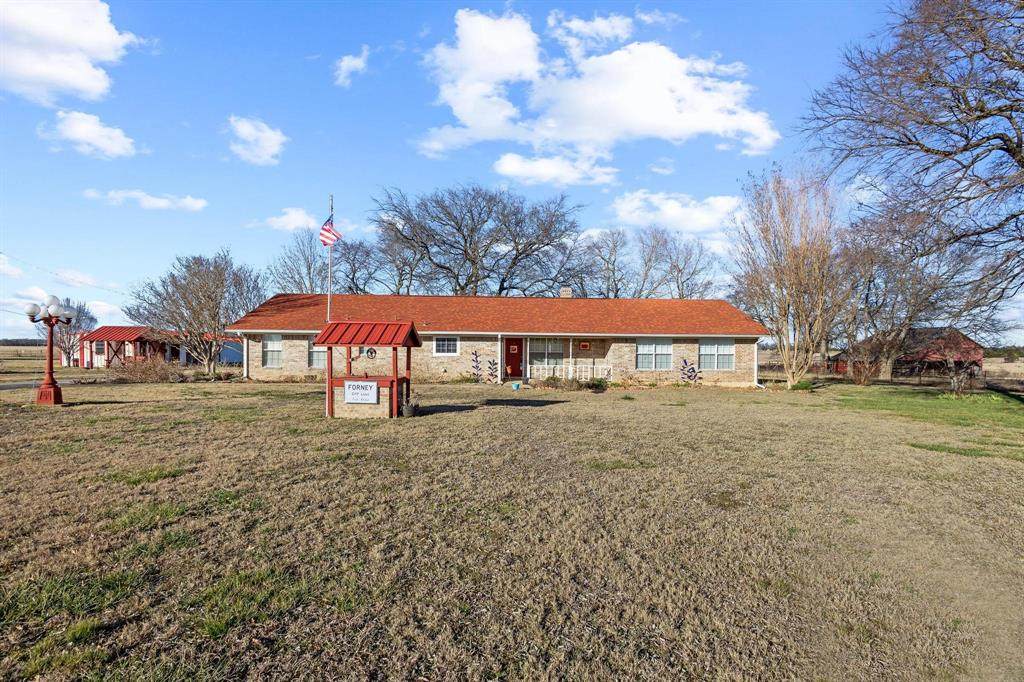 1858 Farm Road 1506 - Photo 1