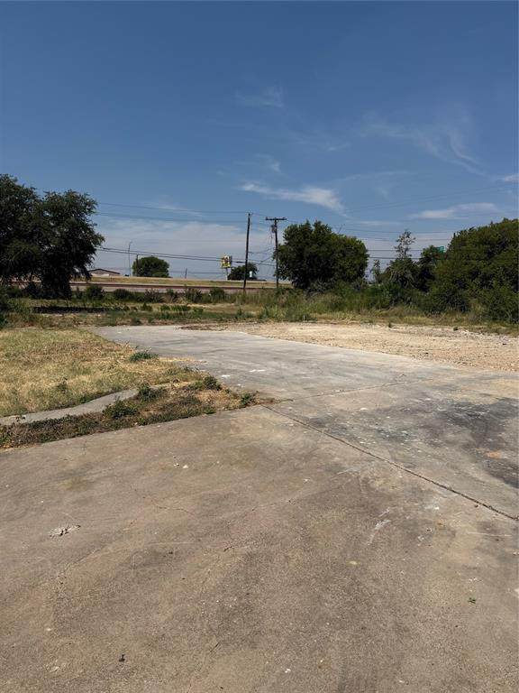 862 Interstate 35 - Photo 1