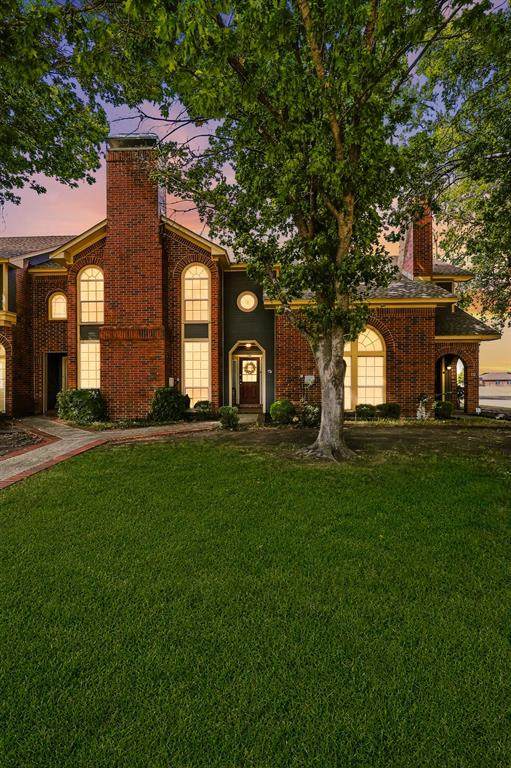 136 Cobblestone Row - Photo 1