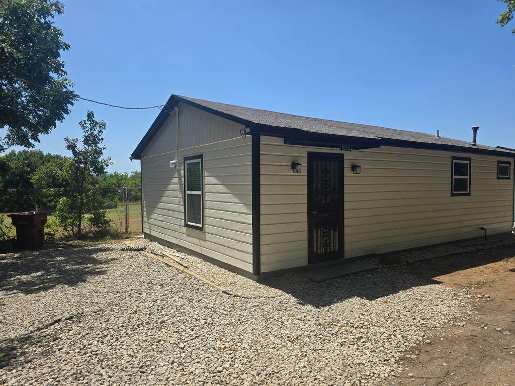 412 Smith Row - Photo 1