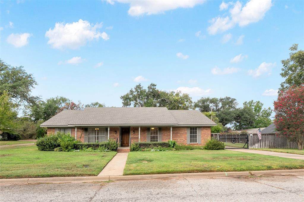 925 Bradley Drive - Photo 1