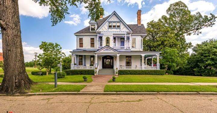 725 Austen Place - Photo 1