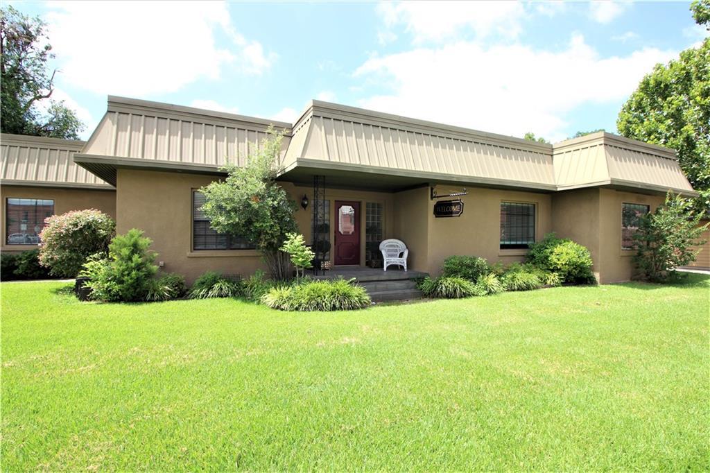 110 Pecan Street - Photo 1
