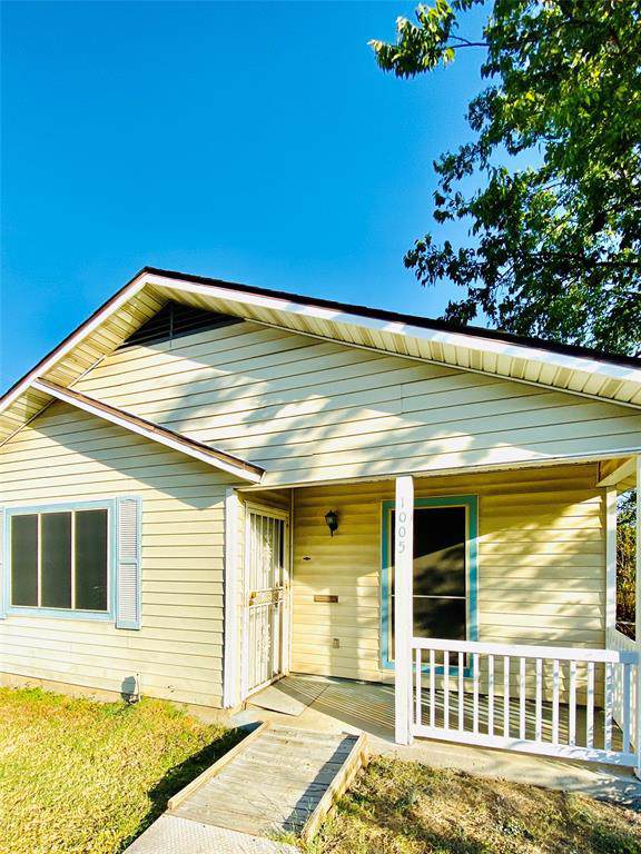 1005 Bessie Street - Photo 1