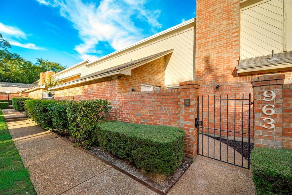 963 Cedarland Boulevard - Photo 1