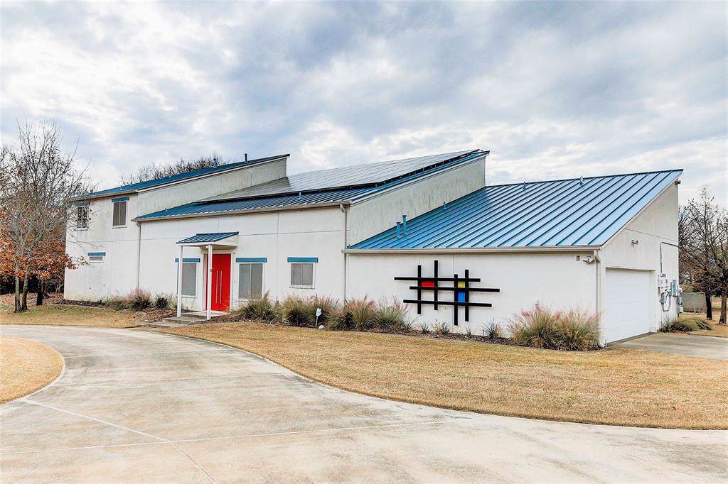 3923 Lake Oaks Circle - Photo 1
