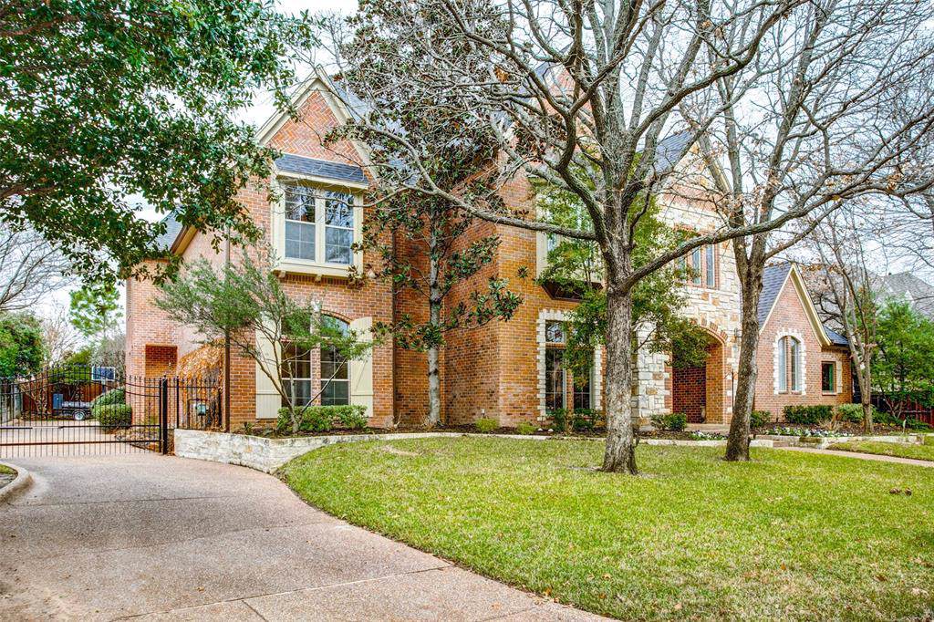 909 Carriage Way - Photo 1