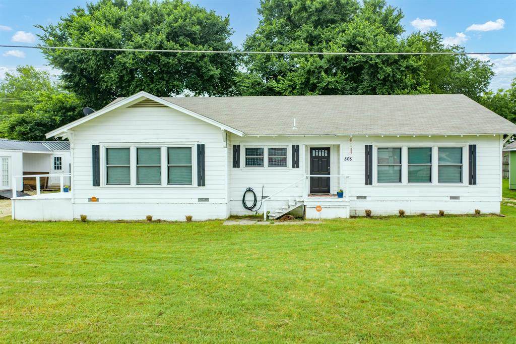 808 Avenue C - Photo 1