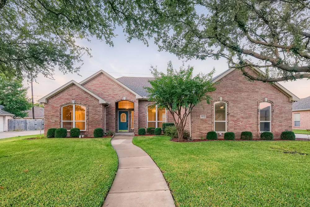 1612 Twin Oaks Drive - Photo 1
