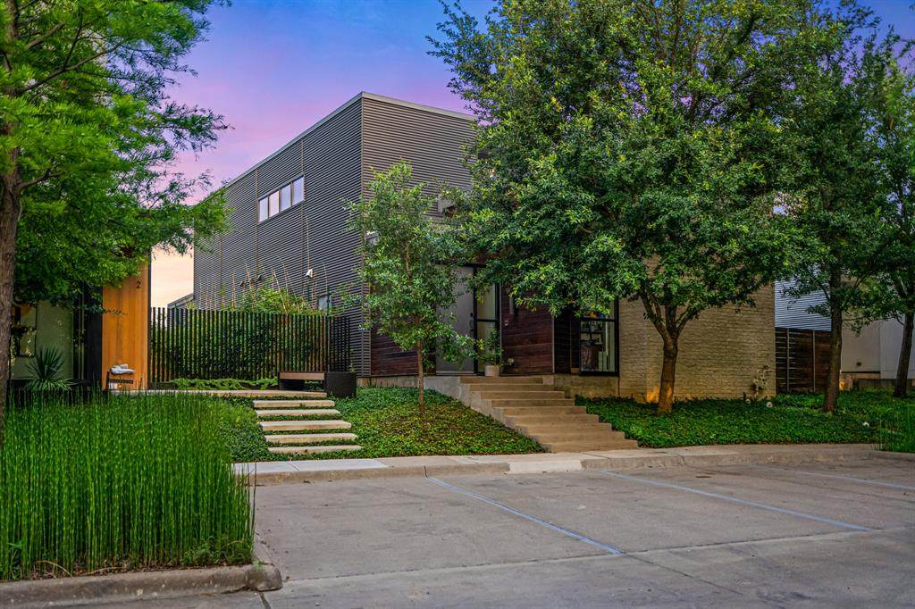 6 Vanguard Way - Photo 1