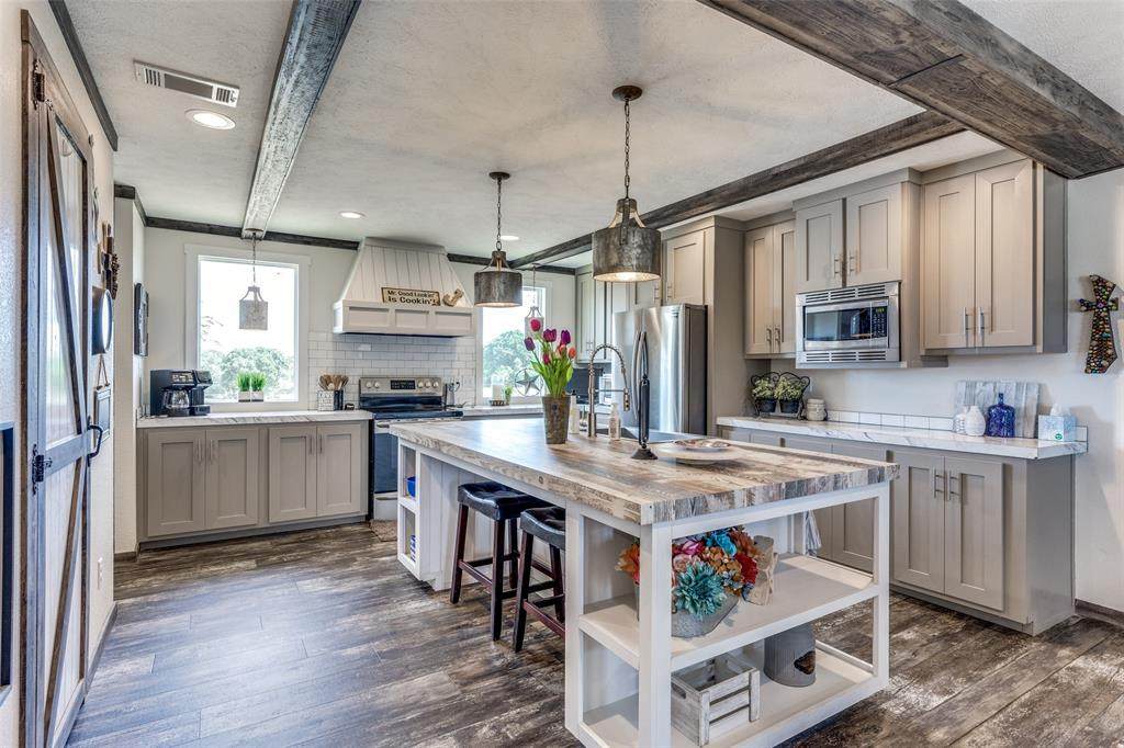 206 Scarlett Road - Photo 1