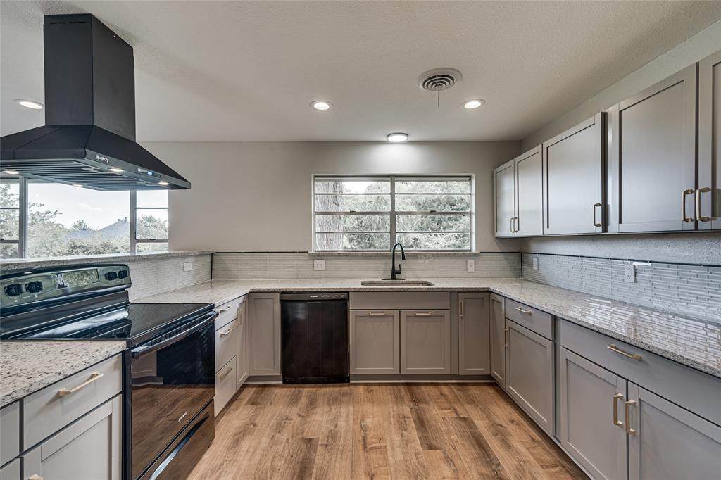 707 College Street - Photo 1