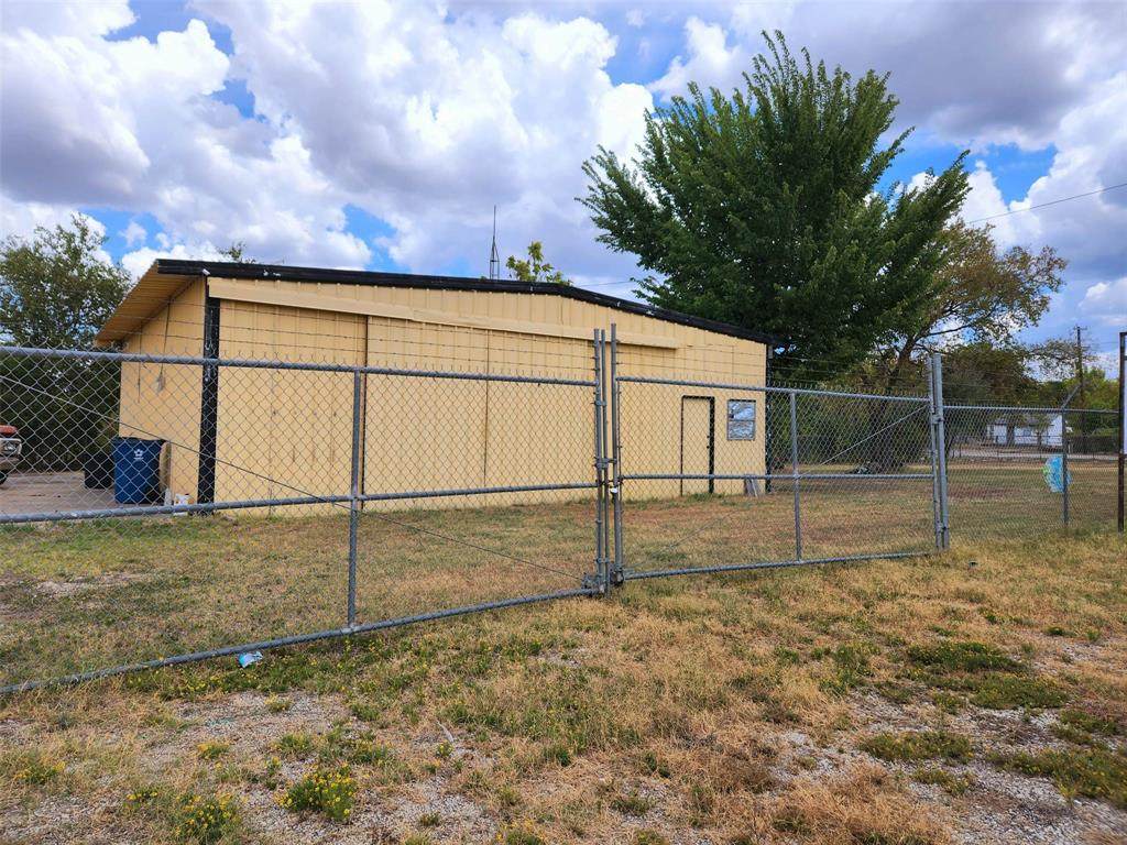 404 Tyler Street - Photo 1