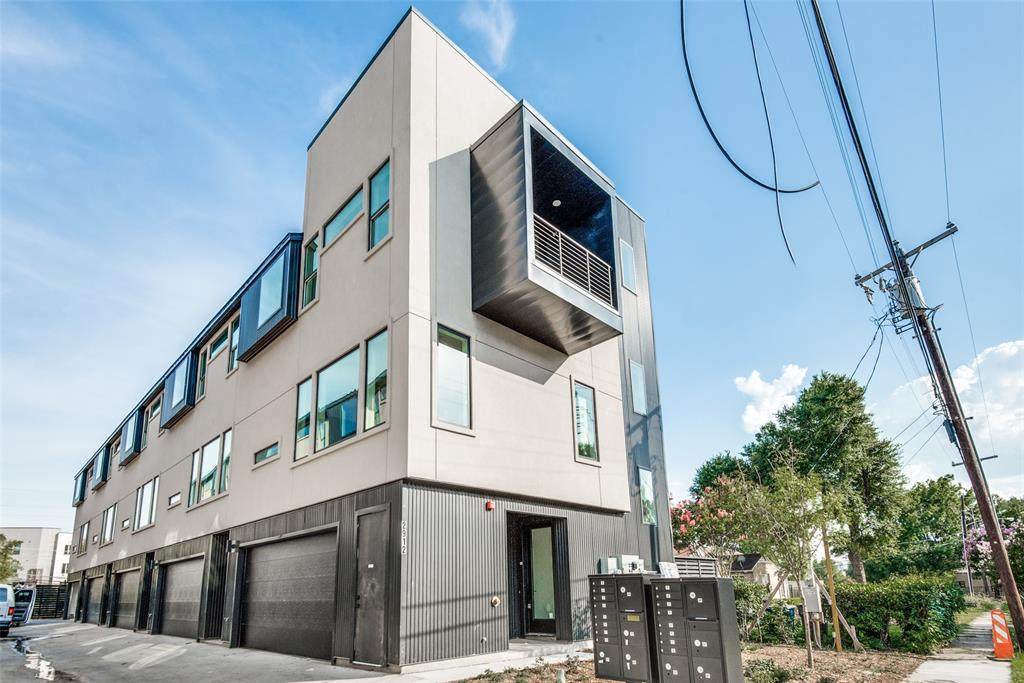 2912 Hawthorne Avenue - Photo 1