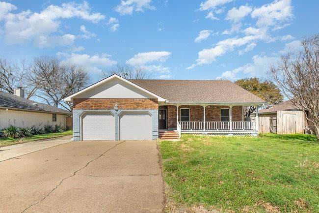 413 Oakwood Circle - Photo 1