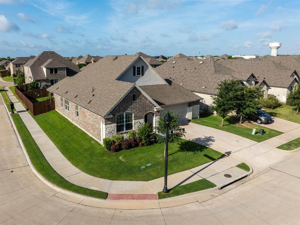 2820 Willow Lane - Photo 1