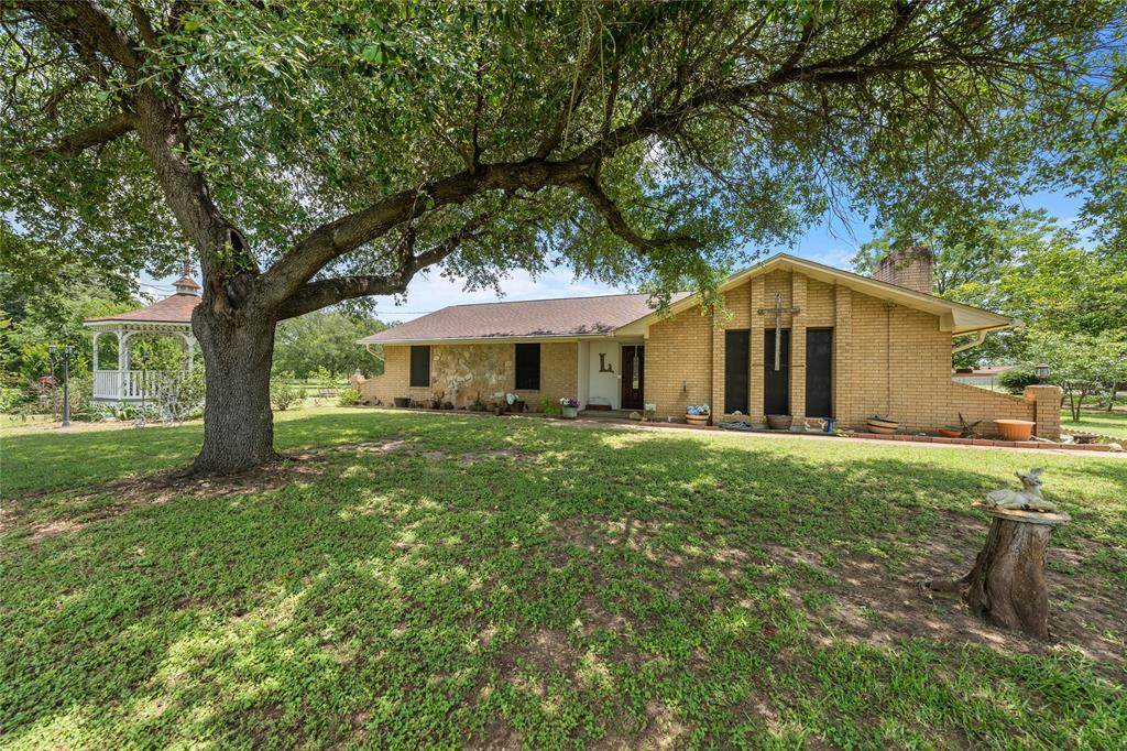 137 Oakview Circle - Photo 1