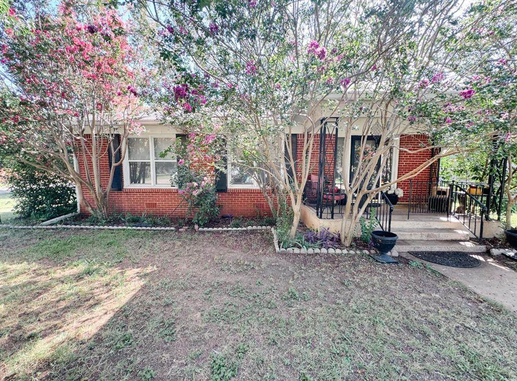 2209 10th Street - Photo 1