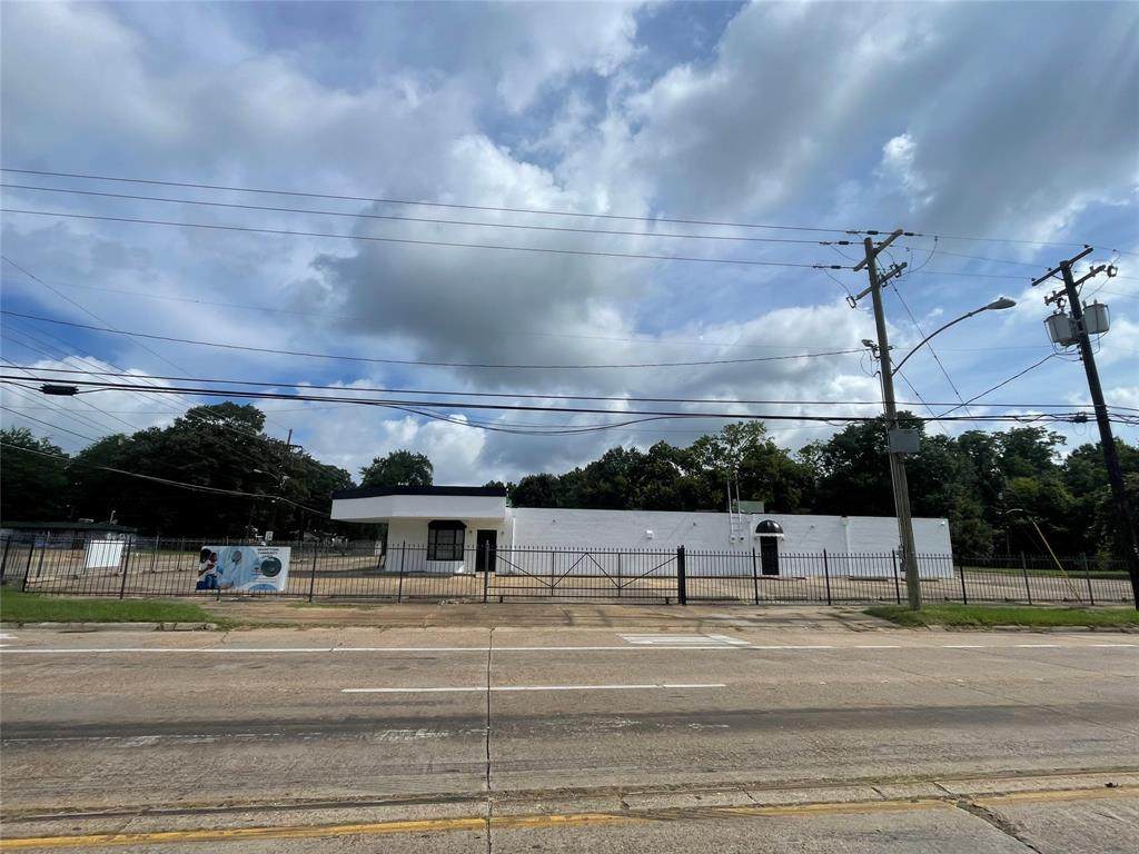 4140 Hollywood Avenue - Photo 1